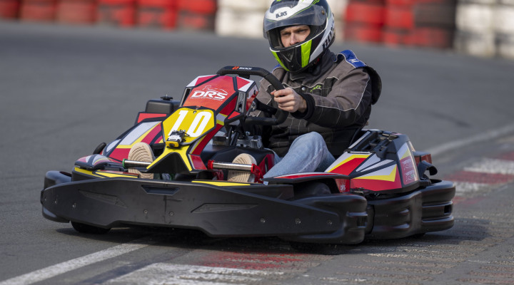 One hour kart race for 1-4 people